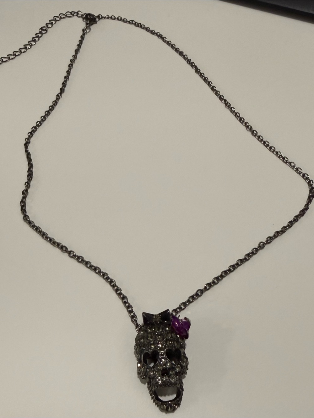 Unbranded Y2K Gunmetal Skull Pendant necklace w/ rhinestones (fair) (read)